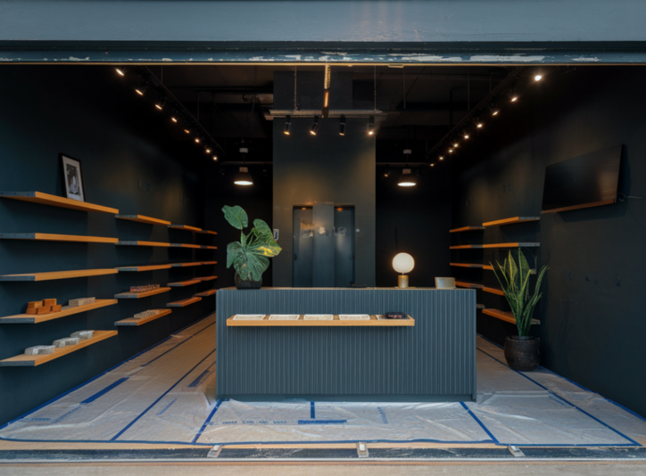 A Photo Of A Dark Store Interior Design VJmOTeMUQsyABDz9v31U Q GzXwCt3QRTuoJPCZLvB7yg